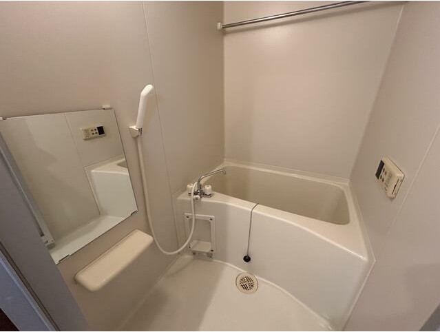 バス・シャワールーム　嬉しい追い焚き・浴室乾燥機付きです♪