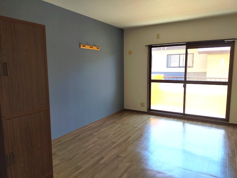 居室・リビング　爽やかなブルーのアクセントクロス