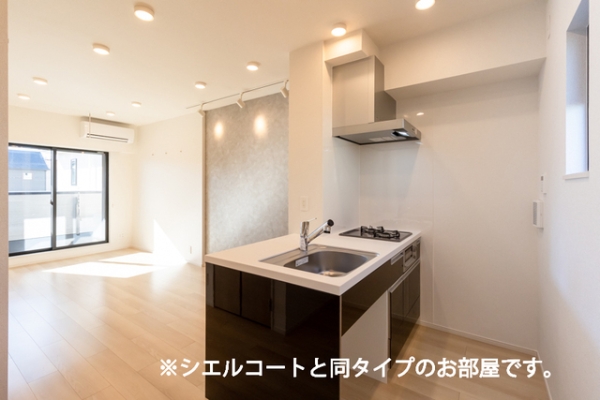 キッチン　※参考写真　同建築メーカー施工の同間取完成他物件のものです。