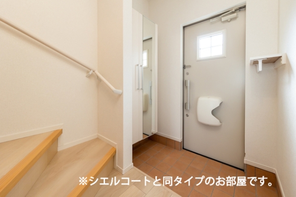 玄関　※参考写真　同建築メーカー施工の同間取完成他物件のものです。