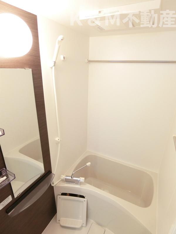 バス・シャワールーム　落ち着いた空間のお風呂です