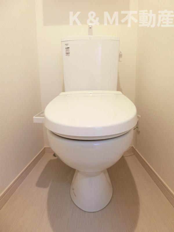 トイレ　落ち着いた色調のトイレです