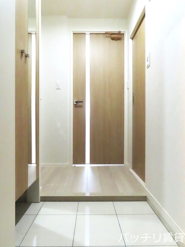 玄関　※同型タイプ写真の為、現状優先。