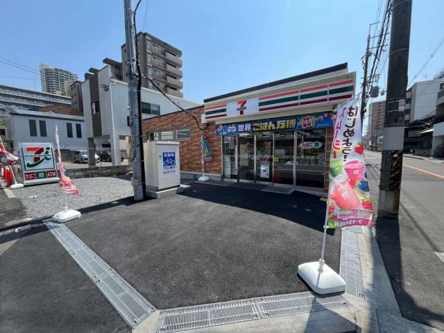 コンビニ　セブンイレブン（コンビニ）まで218m