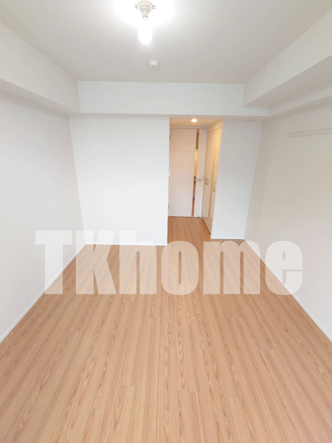 居室・リビング　8.4帖の洋室です