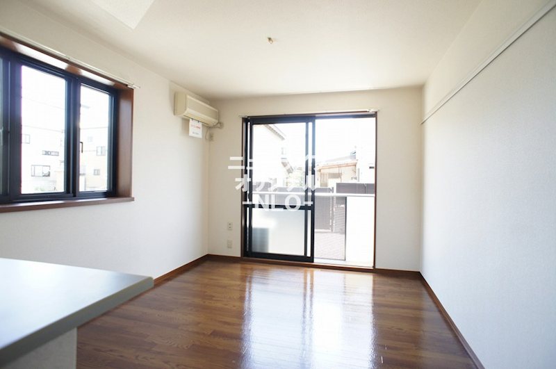 居室・リビング　角部屋につき２面採光で明るく開放感のある住空間です☆