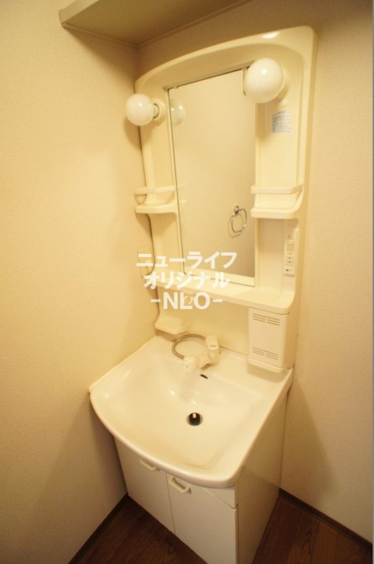 洗面設備　シャワーノズル付で身支度も、洗面台回りのお掃除もラクチン☆