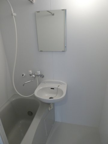 バス・シャワールーム　追炊きと浴室乾燥機付きのお風呂なので、雨の日でも安心です♪