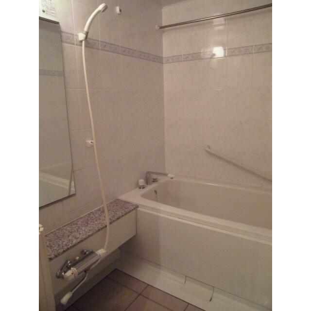 バス・シャワールーム　ご家族や長時間入浴に便利な追い炊き機能付きです♪