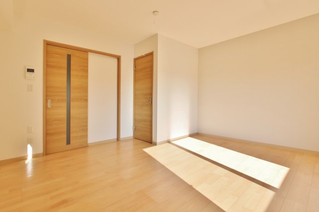 居室・リビング　参考写真（同物件別部屋）