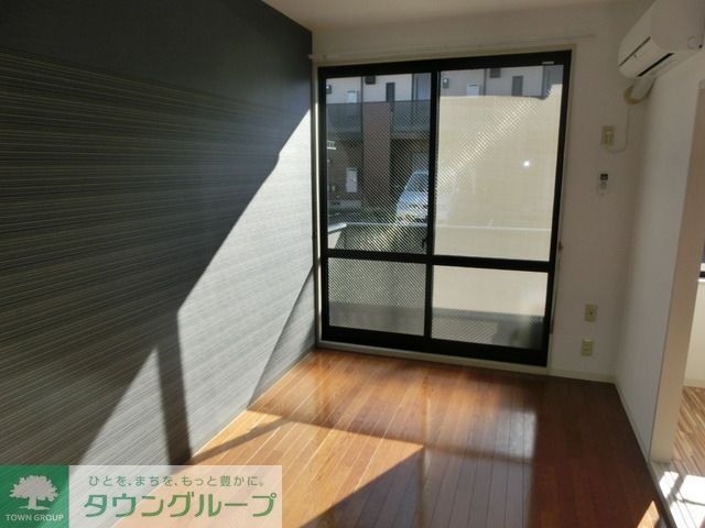 居室・リビング　オシャレなアクセントクロス