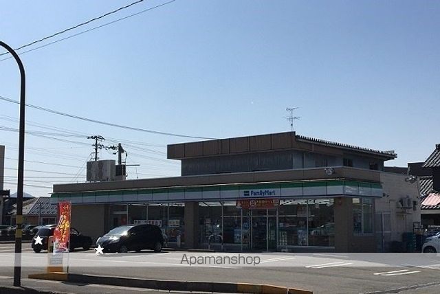 コンビニ　ファミリーマート（コンビニ）まで450m