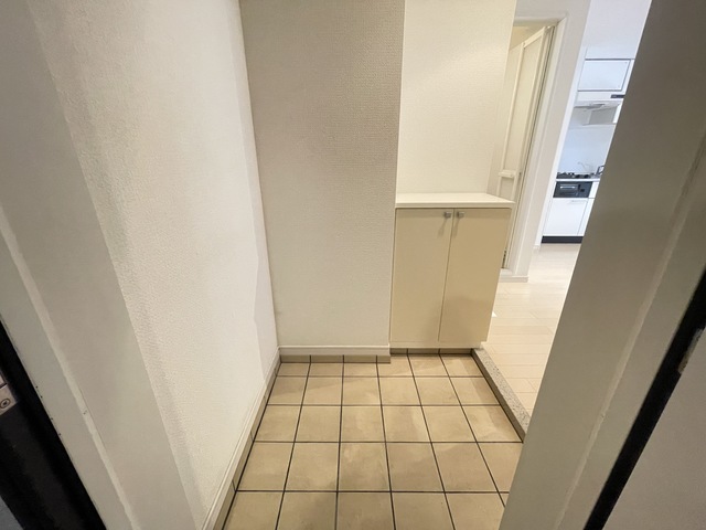 玄関　別号室の写真となります。現況優先