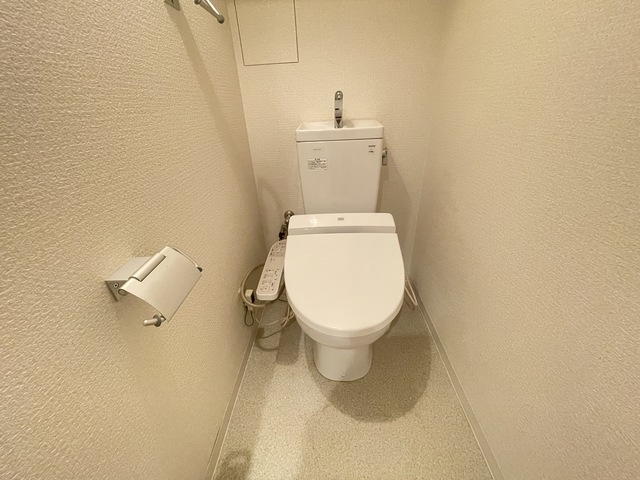 トイレ　別号室の写真となります。現況優先