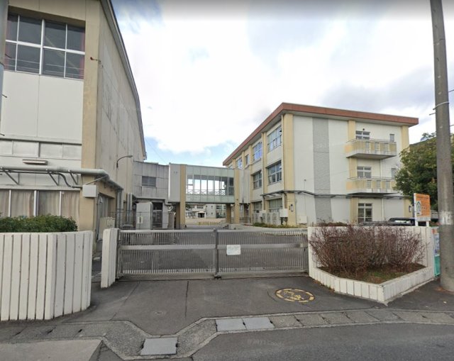 小学校　岐阜市立三里小学校（小学校）まで300m