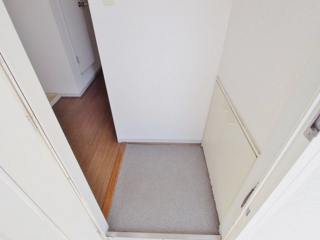 玄関　写真は角部屋の写真です