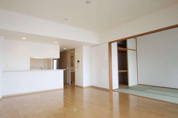 居室・リビング　明るく広々リビングはダイニングテーブルとソファーを設置可