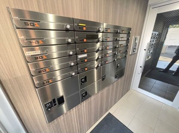 エントランス　エントランスには便利な宅配ＢＯＸがついています♪