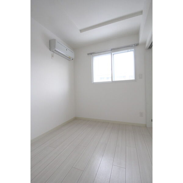 その他部屋・スペース　リビング横にある使い勝手の良い洋室です♪