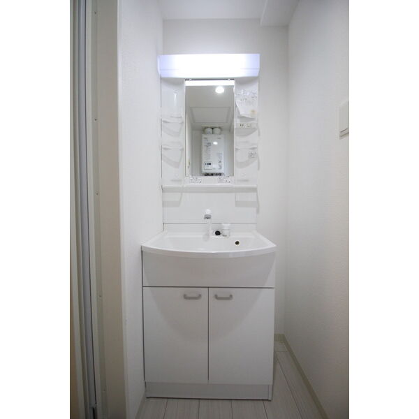 洗面設備　朝の支度に便利な独立洗面所です♪