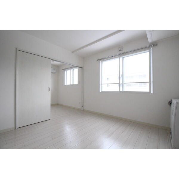 居室・リビング　白を基調とした明るい雰囲気のリビングです♪