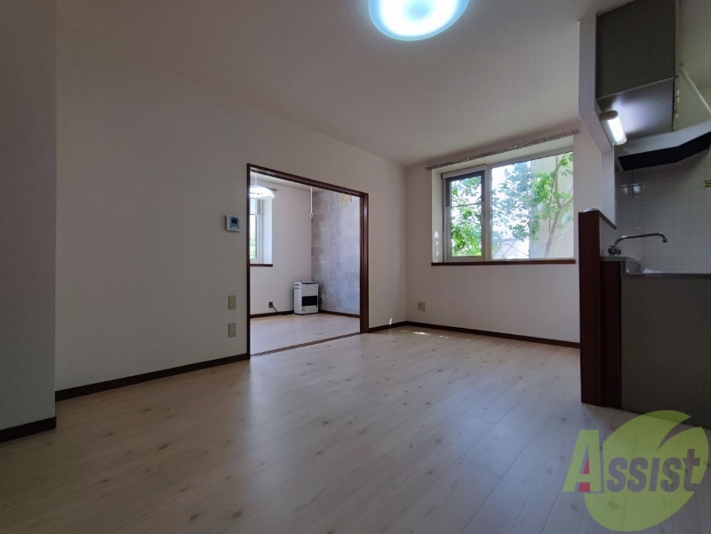 居室・リビング　１１帖の洋室です。広々として、きれいですね。