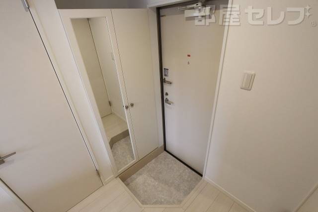 玄関　モデルルーム写真参照