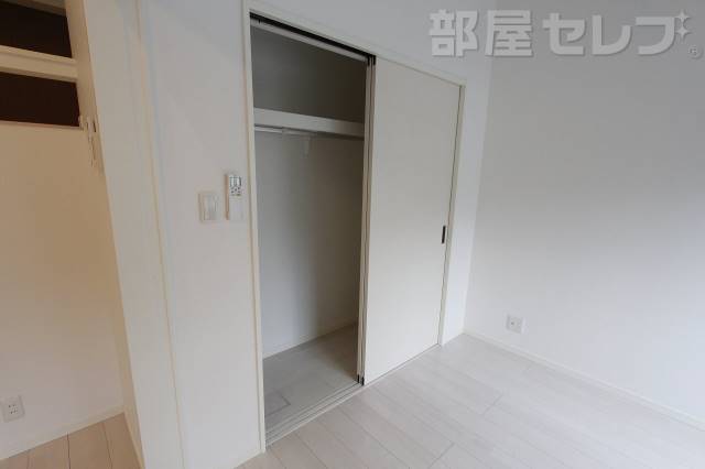 収納　モデルルーム写真参照