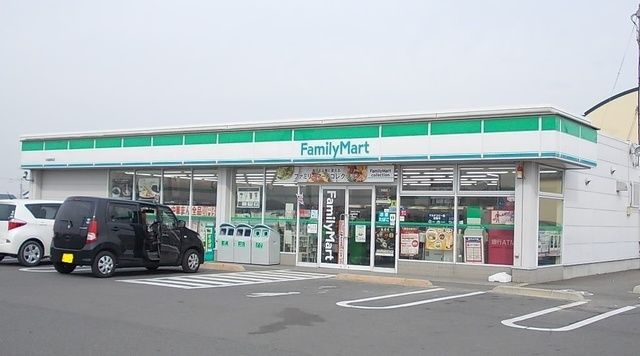 コンビニ　ファミリーマート（コンビニ）まで400m