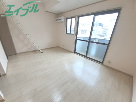 居室・リビング　同建物別部屋写真です