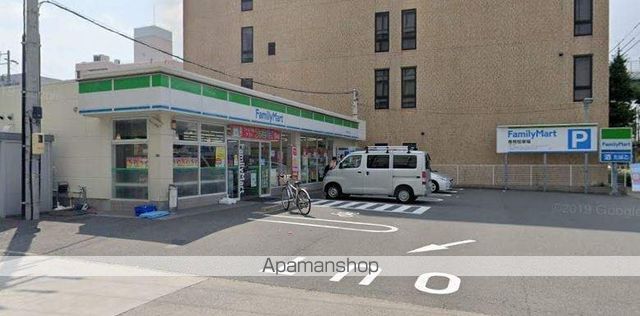 コンビニ　ファミリーマート（コンビニ）まで158m