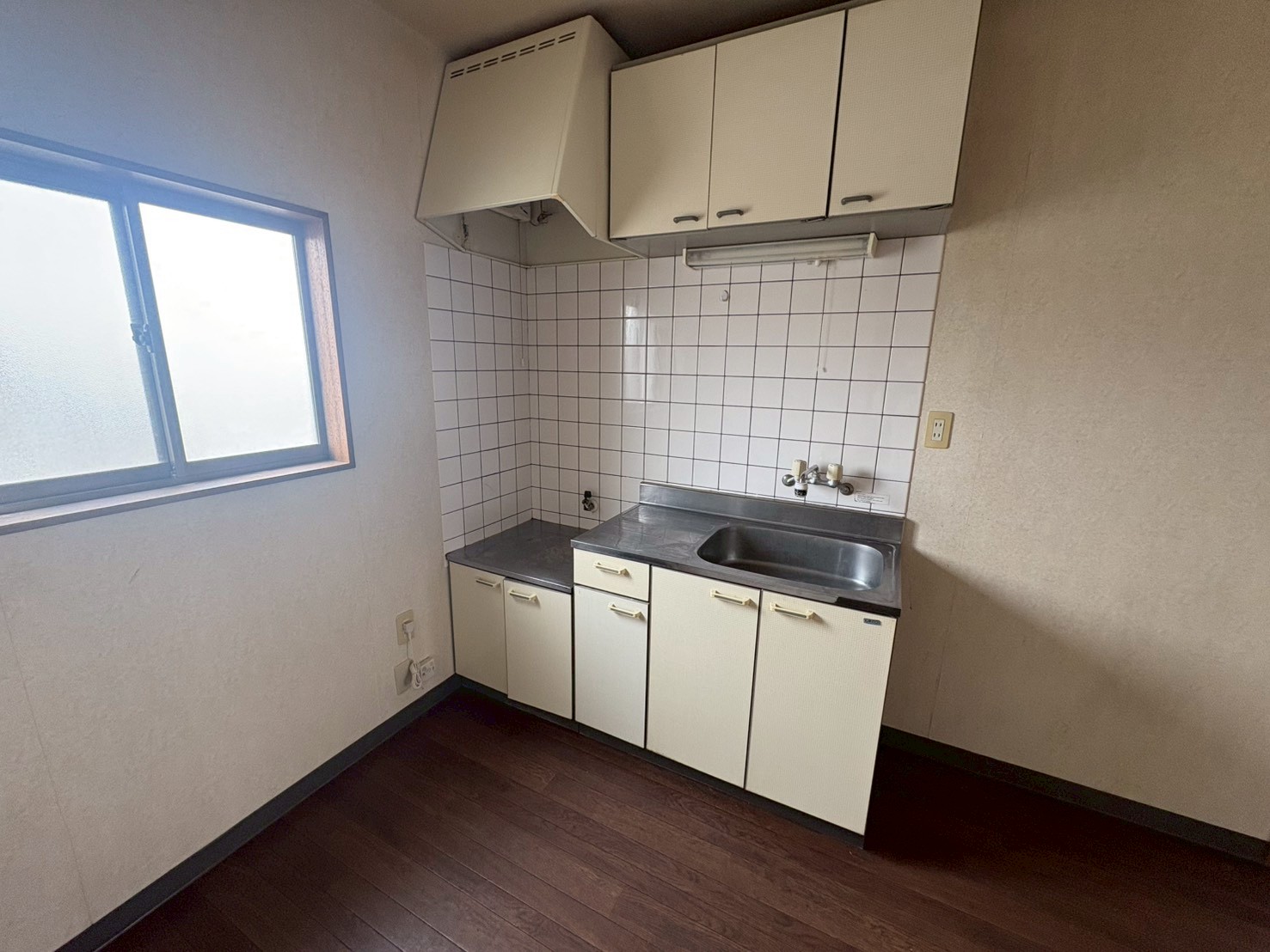 キッチン　イメージ　窓付きの明るいキッチン