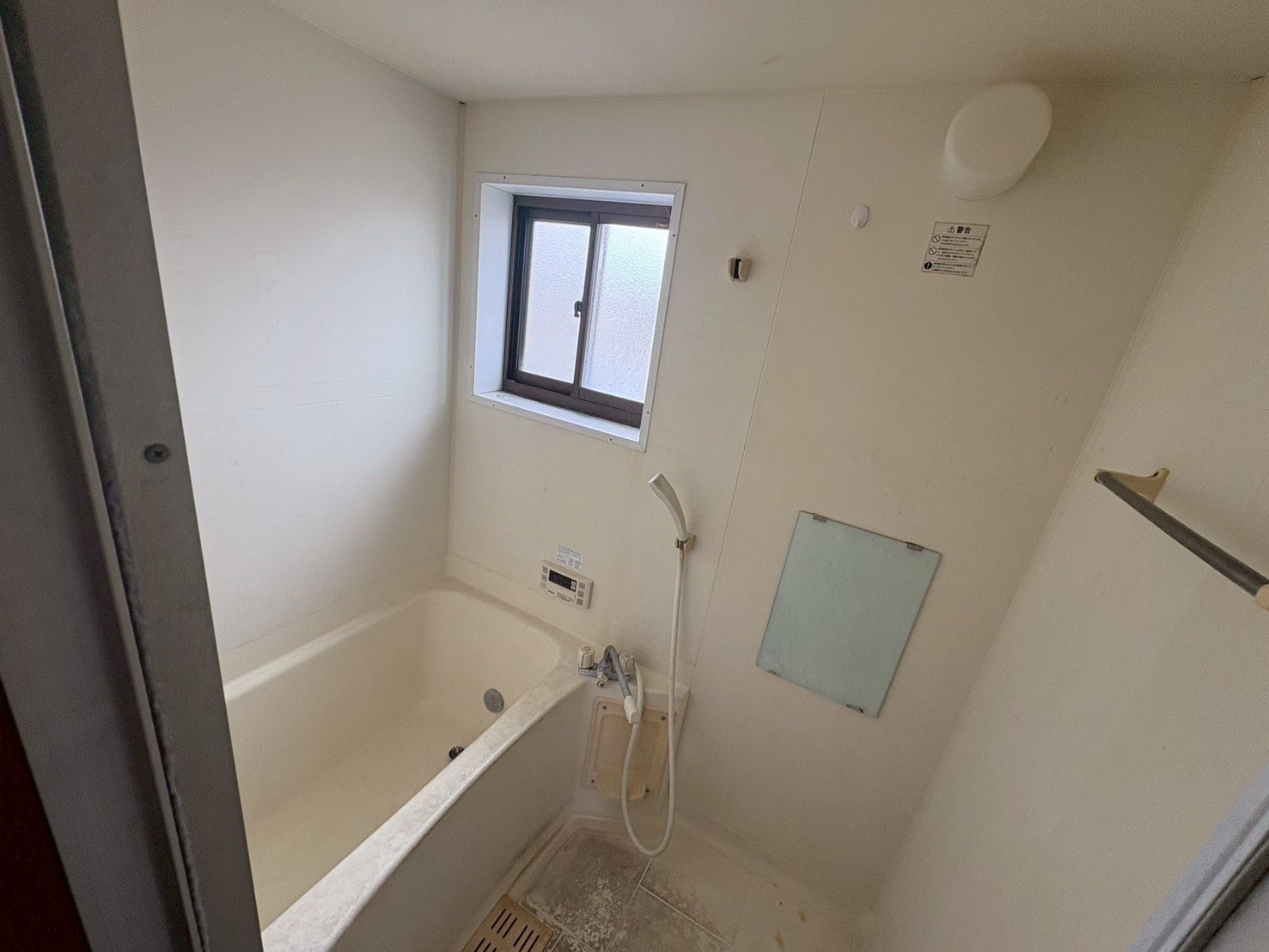 バス・シャワールーム　窓があって換気に便利！追焚き付きます！