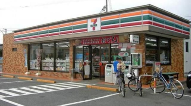 コンビニ　セブンイレブン（コンビニ）まで296m