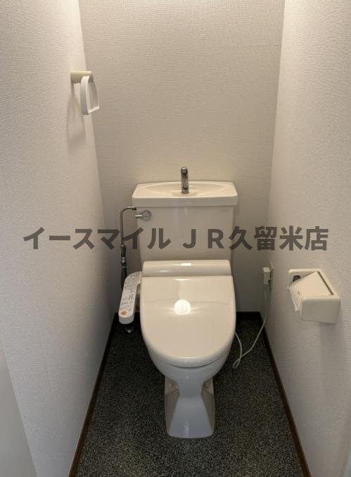 トイレ　落ち着いた色調のトイレです