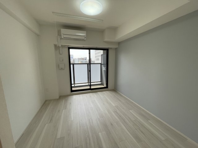 居室・リビング　同マンション反転タイプの部屋写真