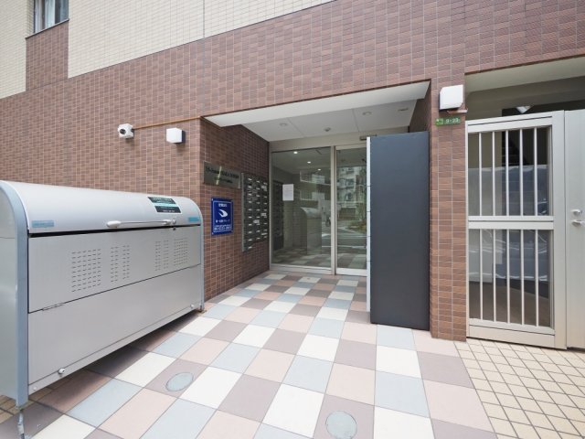 エントランス　落ち着いたエントランスです