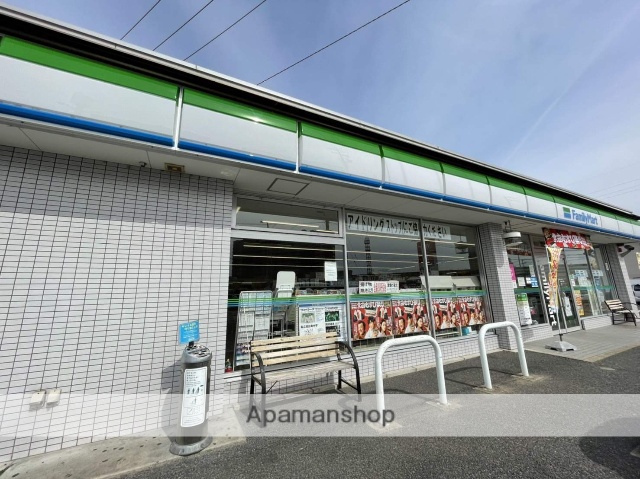 コンビニ　ファミリーマート（コンビニ）まで700m