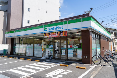 コンビニ　ファミリーマート（コンビニ）まで899m