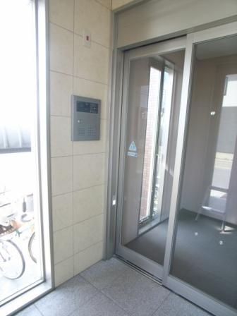 ロビー　オートロックつきのマンションです