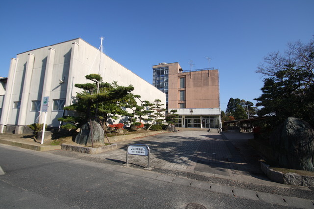 中学校　新潟市立新津第二中学校（中学校）まで1908m