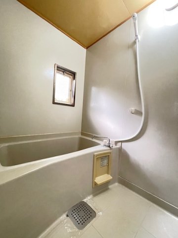 バス・シャワールーム　浴室には窓がついており、通気性良好です。