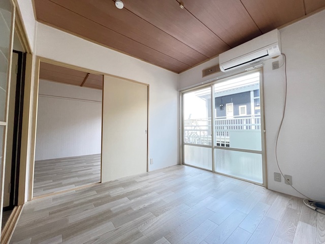 居室・リビング　こちらのお部屋にはエアコンが設置されております！