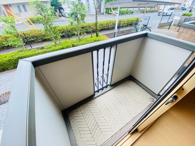 バルコニー　同一建物内１０２号室内装写真転載