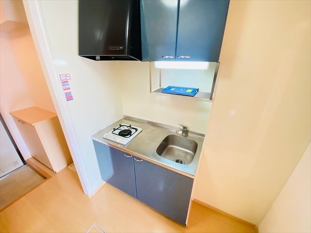 キッチン　同一建物内１０２号室内装写真転載