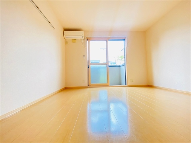 居室・リビング　同一建物内１０２号室内装写真転載