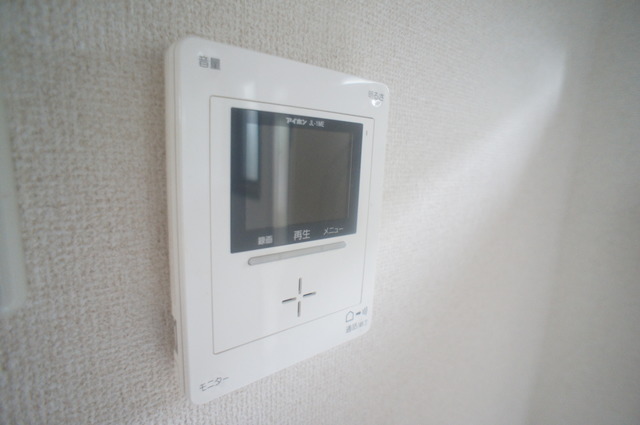 セキュリティ　来訪者の姿を確認できるＴＶモニター付インターホン設置済です！