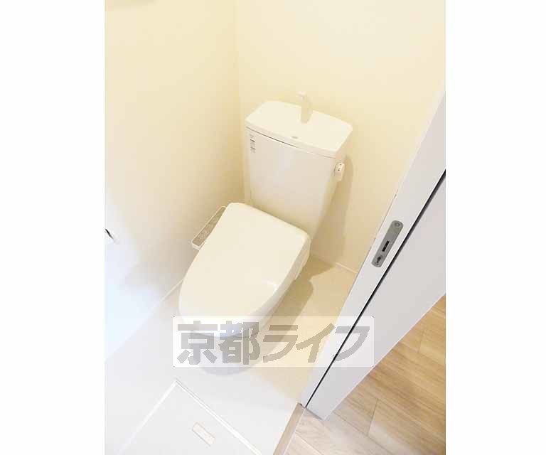 トイレ　ウォシュレット完備。