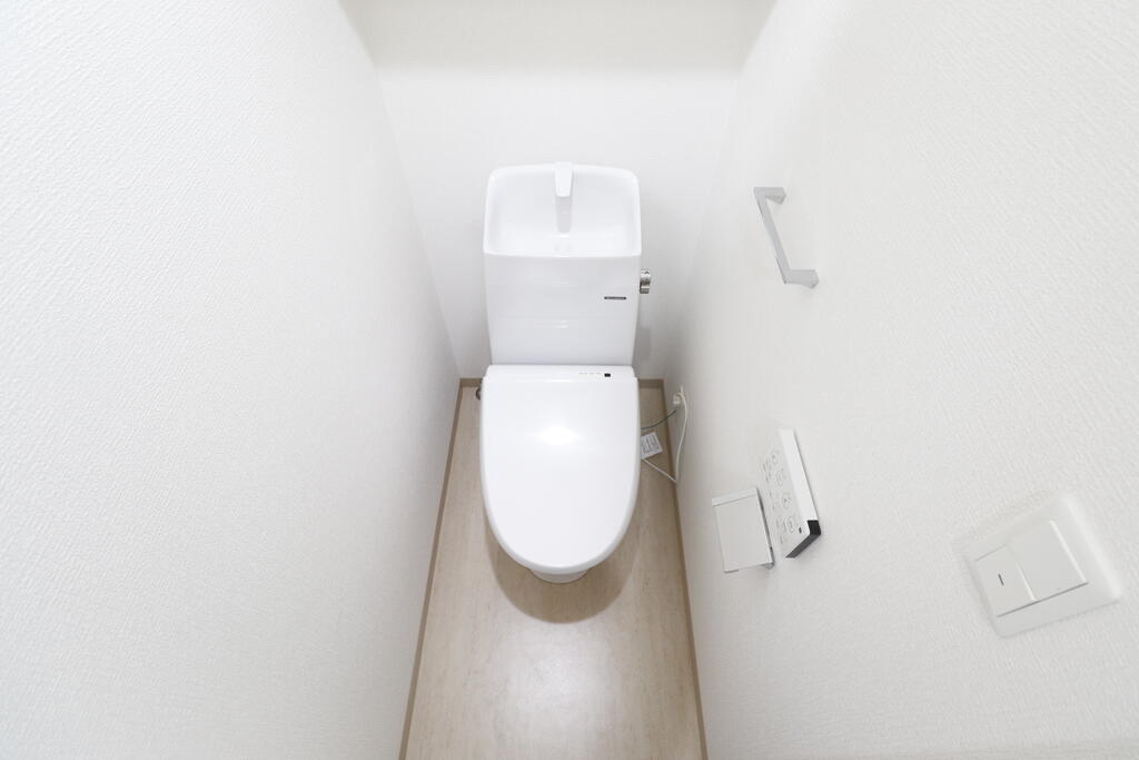 トイレ　温水洗浄便座付きのトイレです♪