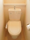 トイレ　温水便座付きです。